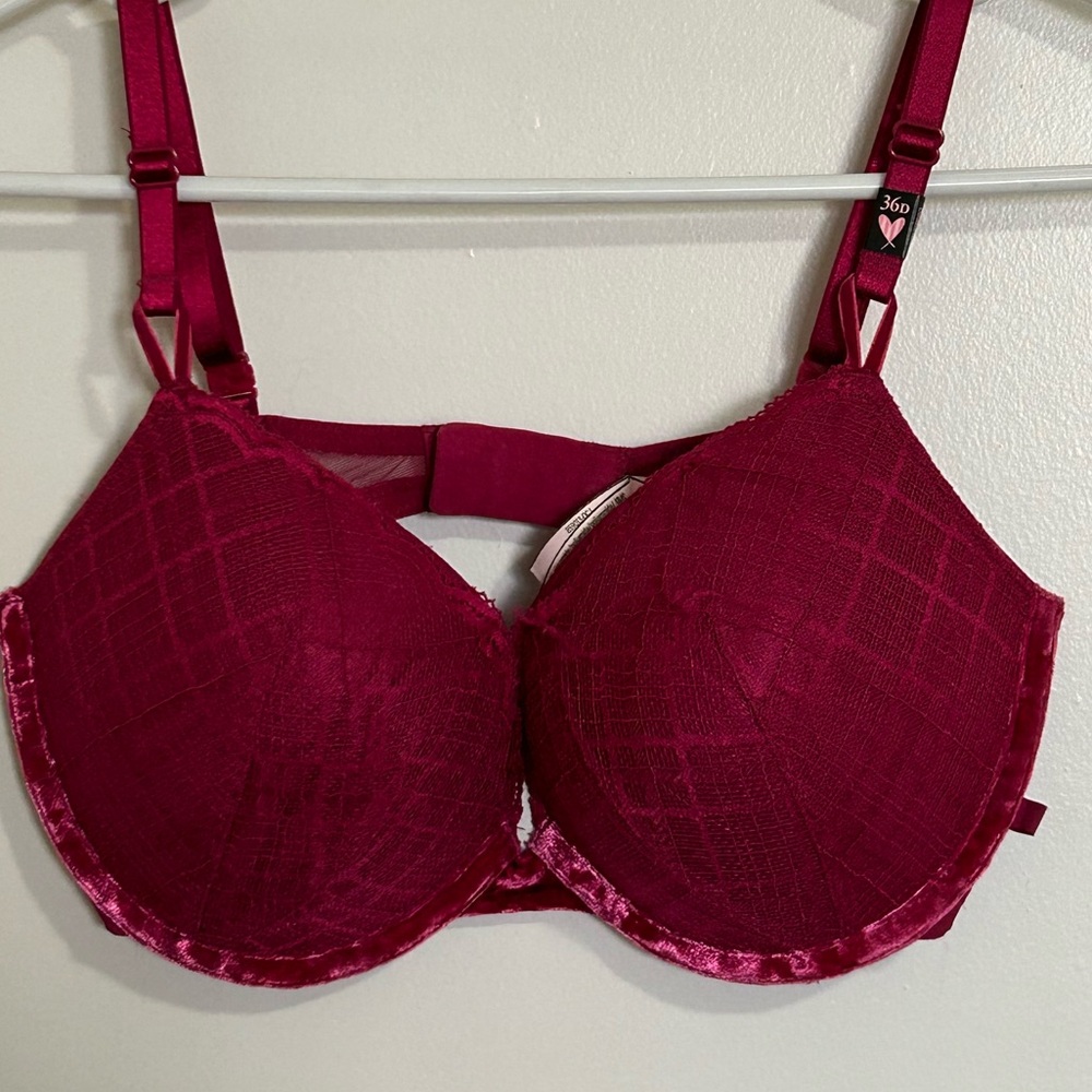 Victoria’s Secret underwire padded push up bra with velvet accents NWT size 36D